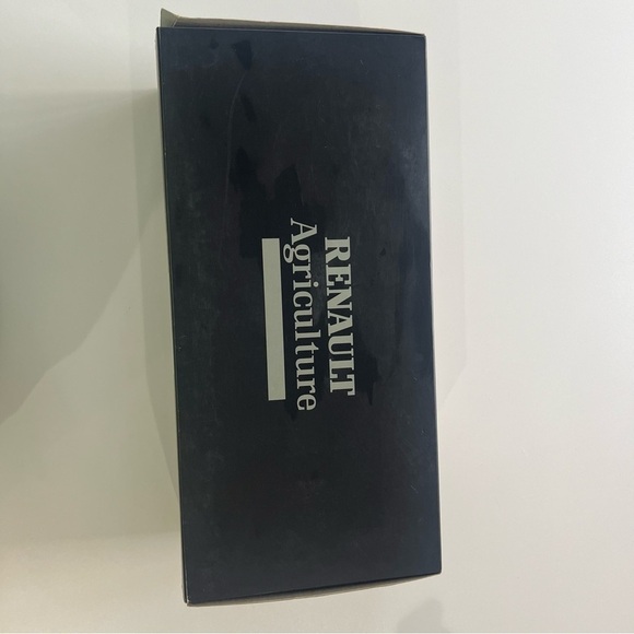 Universal Hobbies Renault Ergos 100 Tractor 1:32 Scale Die-Cast Model โ Rare - Picture 7 of 10